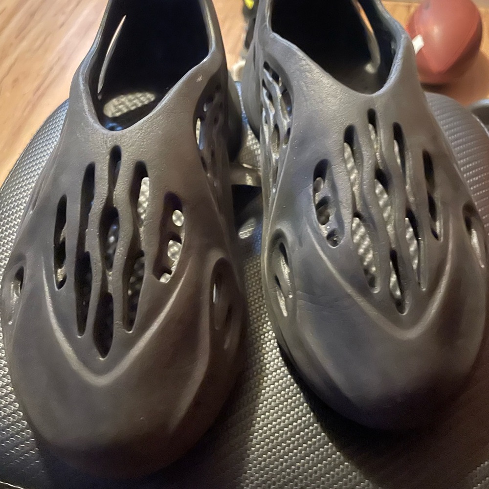 Black adidas yezzy foam runner